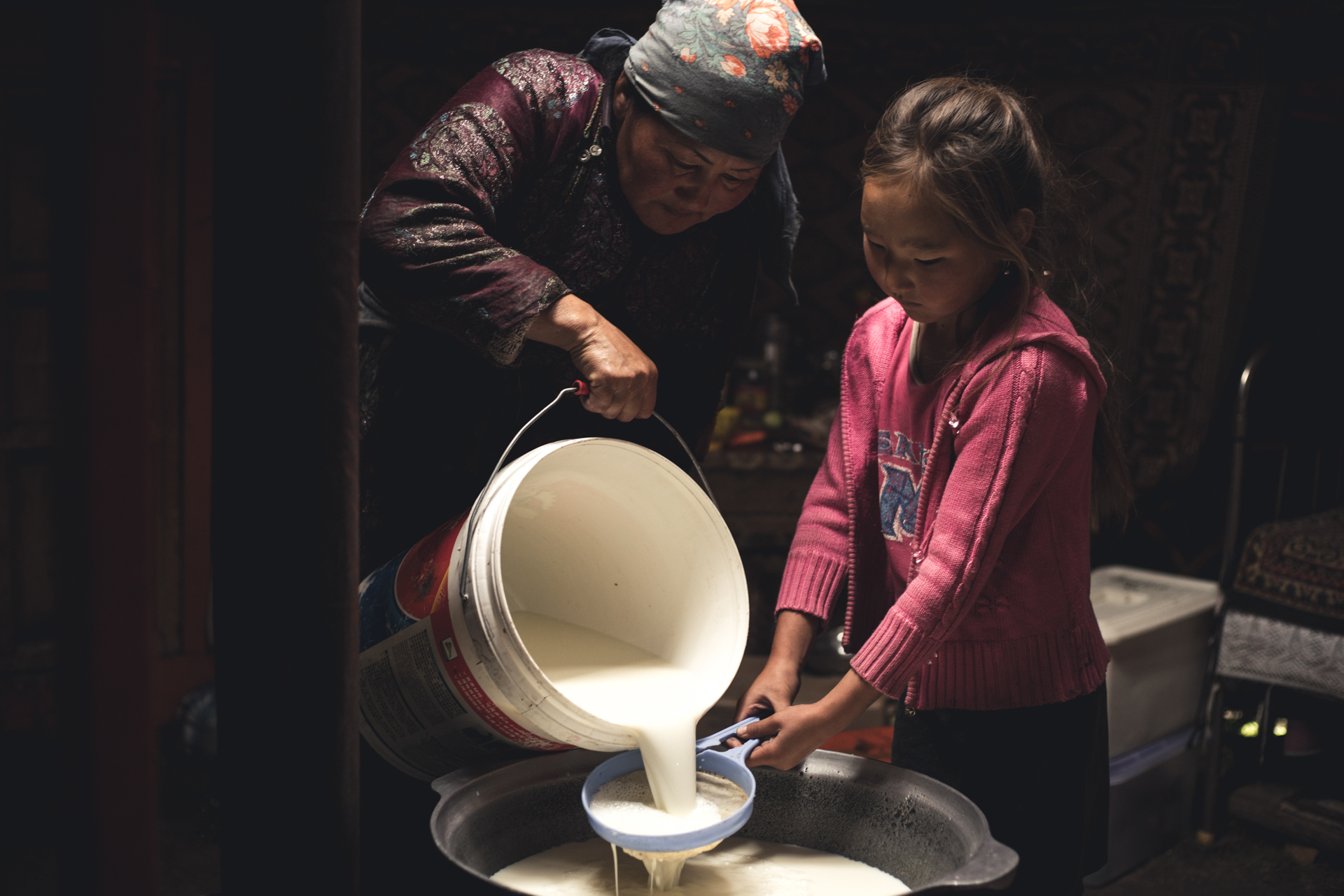 Mutter und Tochter bei der Milchproduktion in der Mongolei.