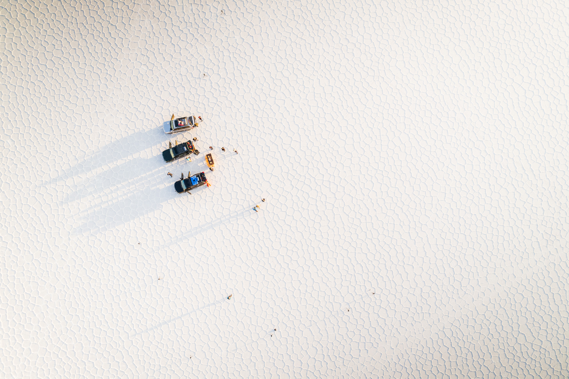 Land Cruiser aus der Vogelperspektive auf dem Salar de Uyuni.