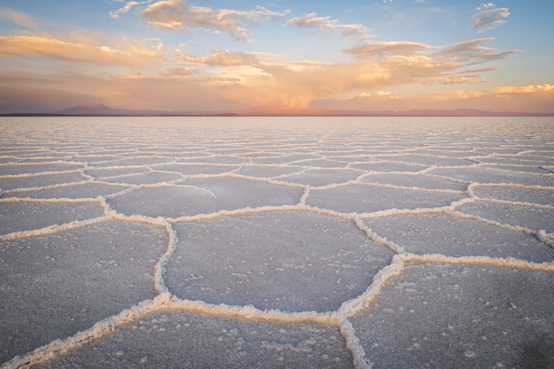 Salzstrukturen am Salar de Uyuni in Bolivien.