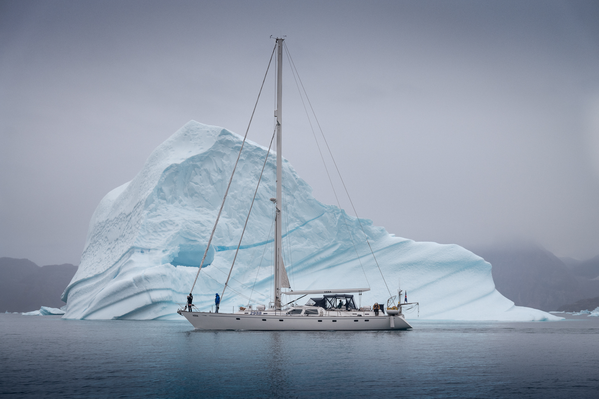 Eisberg und Segelschiff im Scoresbysund.