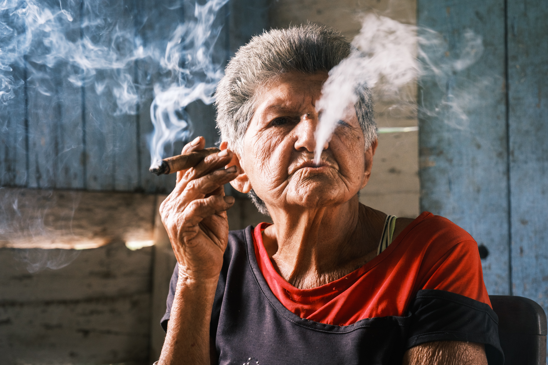 Ein alte Frau raucht eine Zigarre in Viñales.
