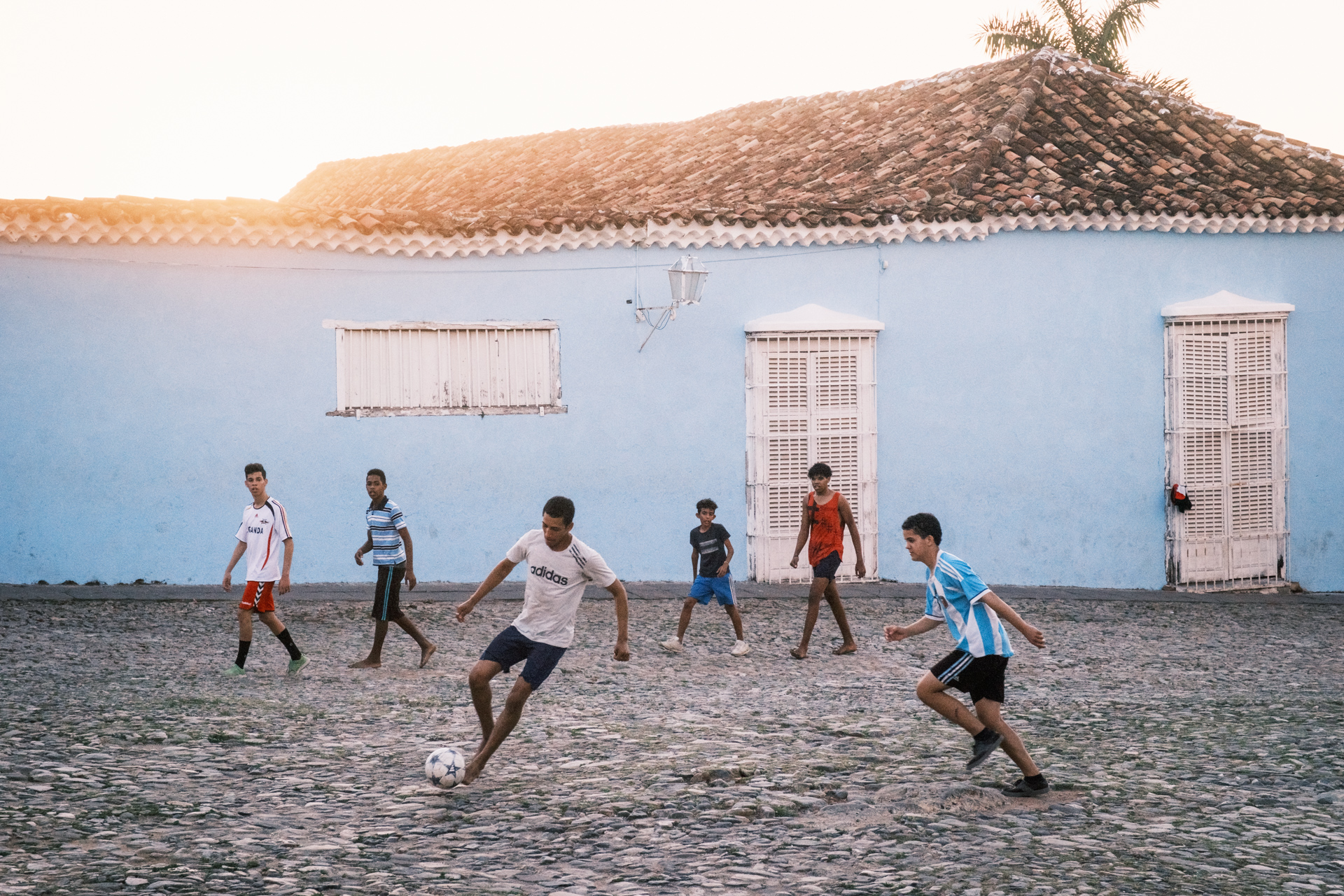 Kids spielen Fußball in Trinidad.