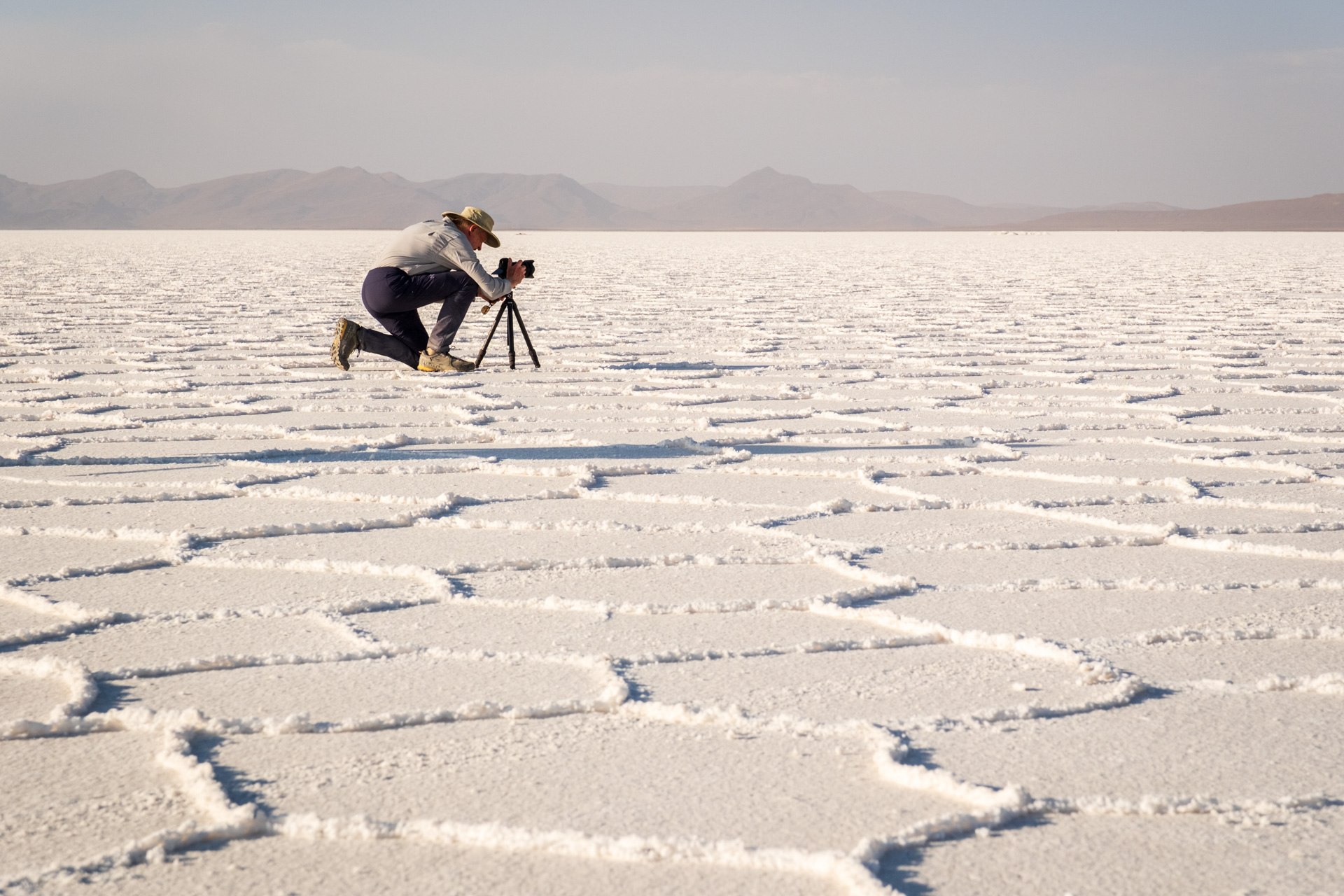 Ein Fotograf auf dem Salar de Uyuni in Bolivien.