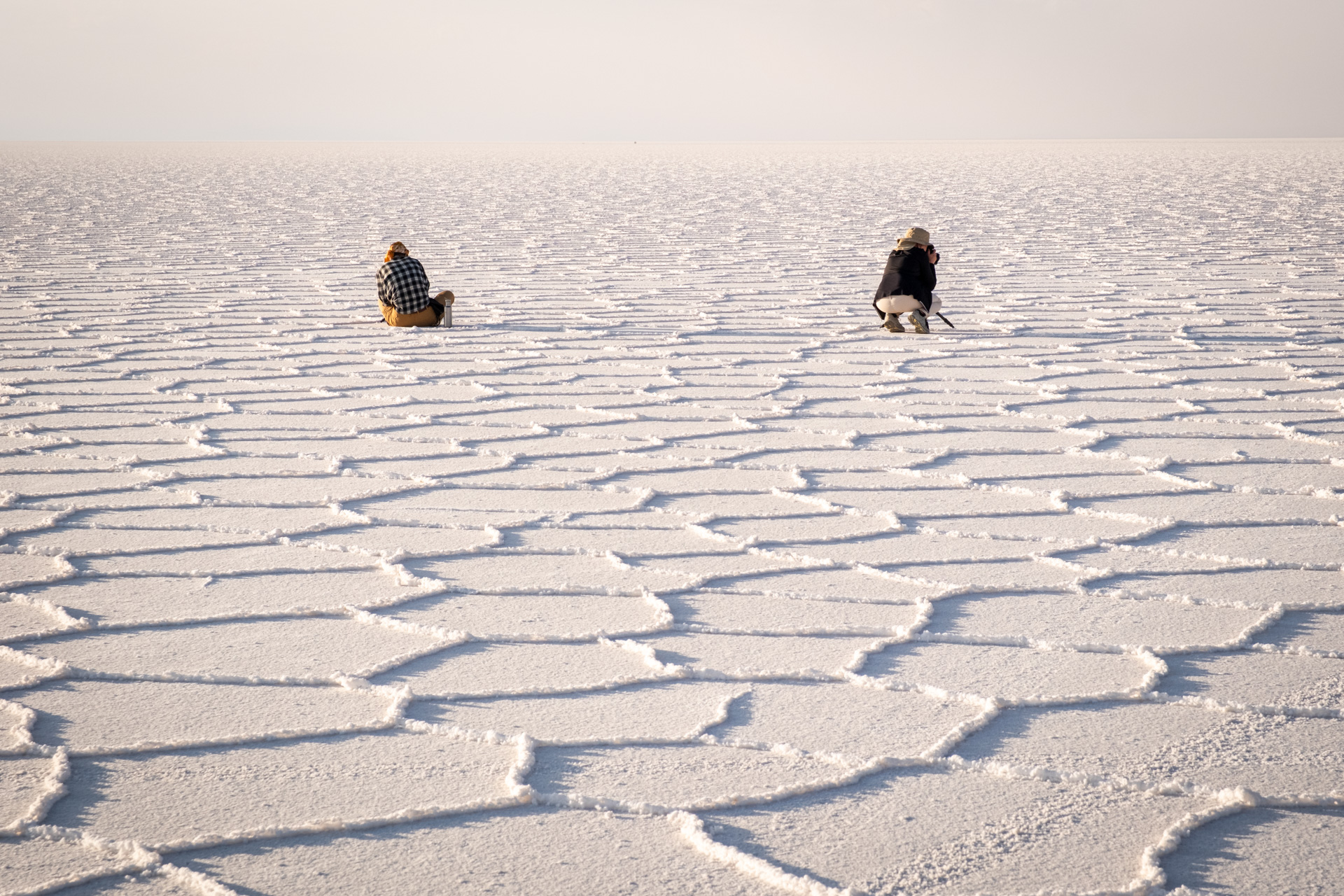 Zwei Fotografinnen auf dem Salar de Uyuni in Bolivien.