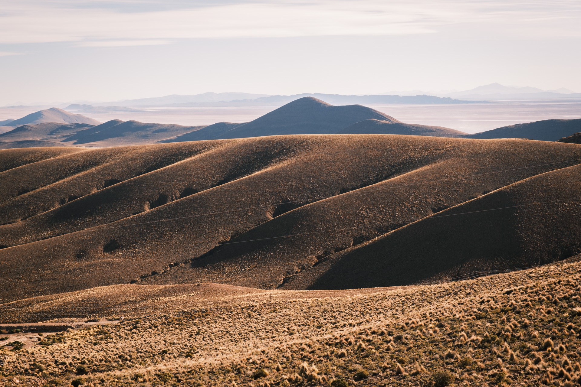 Altiplano Landschaft mit rollenden Hügeln in Bolivien. 