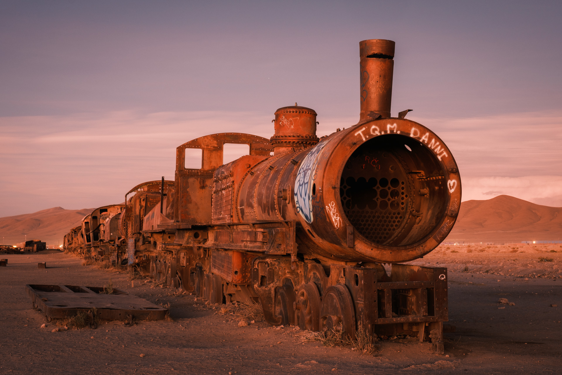 Eine alte Lok am Eisenbahnfriedhof von Uyuni im schönsten Licht des Tages. 