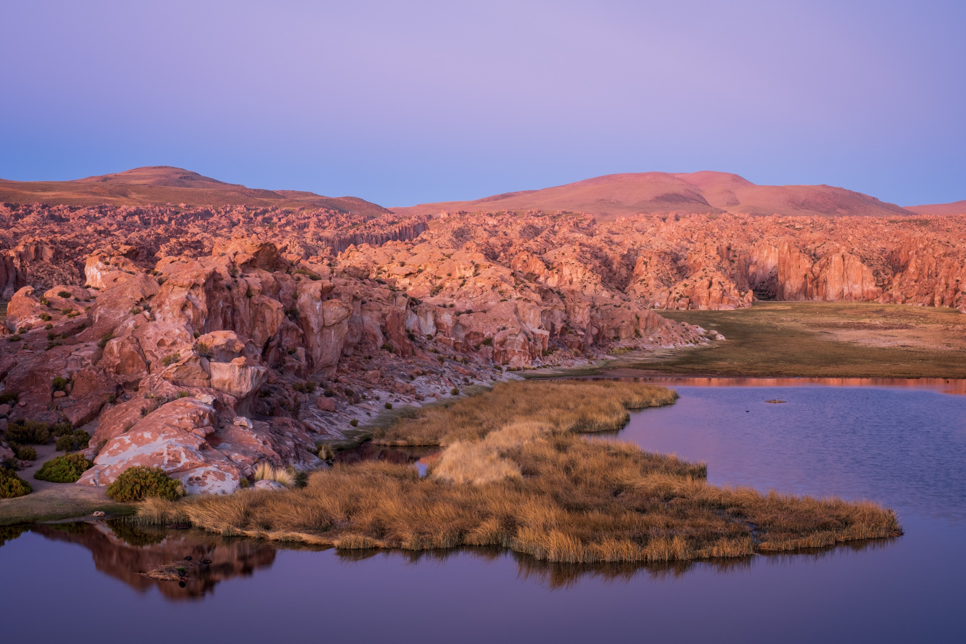 Blaue Stunde an einer Lagune im Hochgebirge Boliviens.